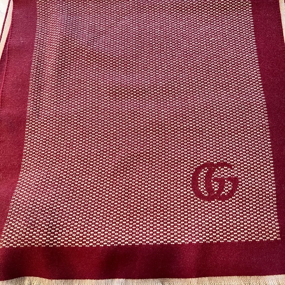 Authentic Gucci scarf 100% cashmere. - Picture 9 of 14